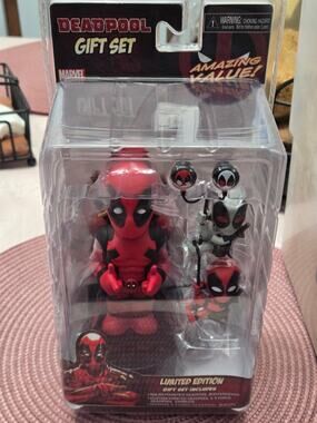 Marvel Deadpool Limited Edition Gift Set NECA Body Knocker Earbuds Scalers New
